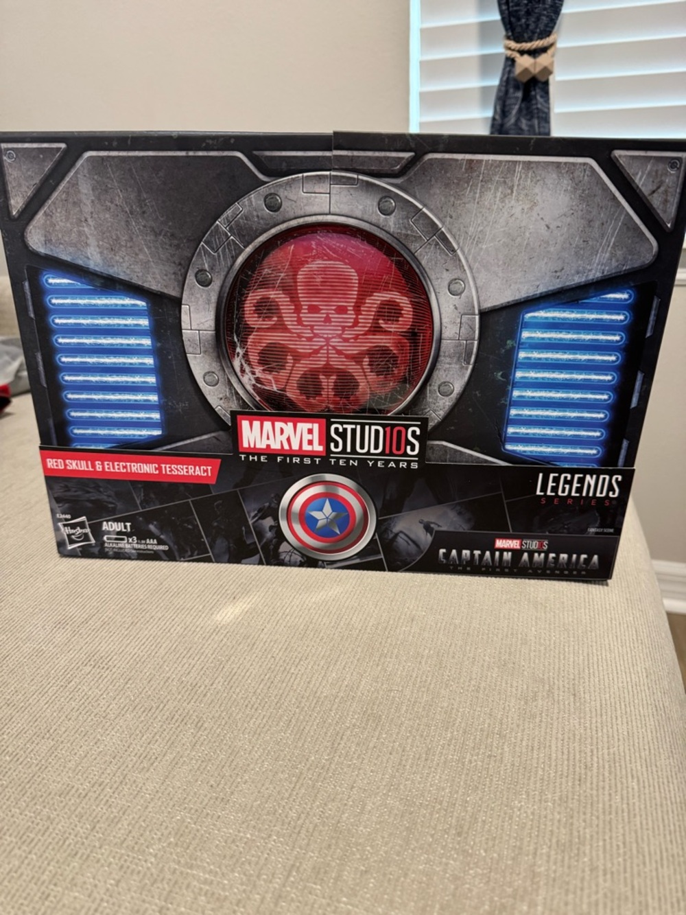Marvel Studios Legends Red Skull & Electronic Tesseract Set - Black, Red, Blue